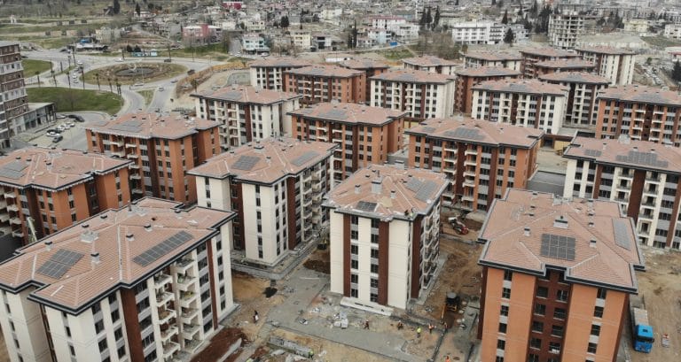 Ebrar Sitesi yeniden yükseliyor